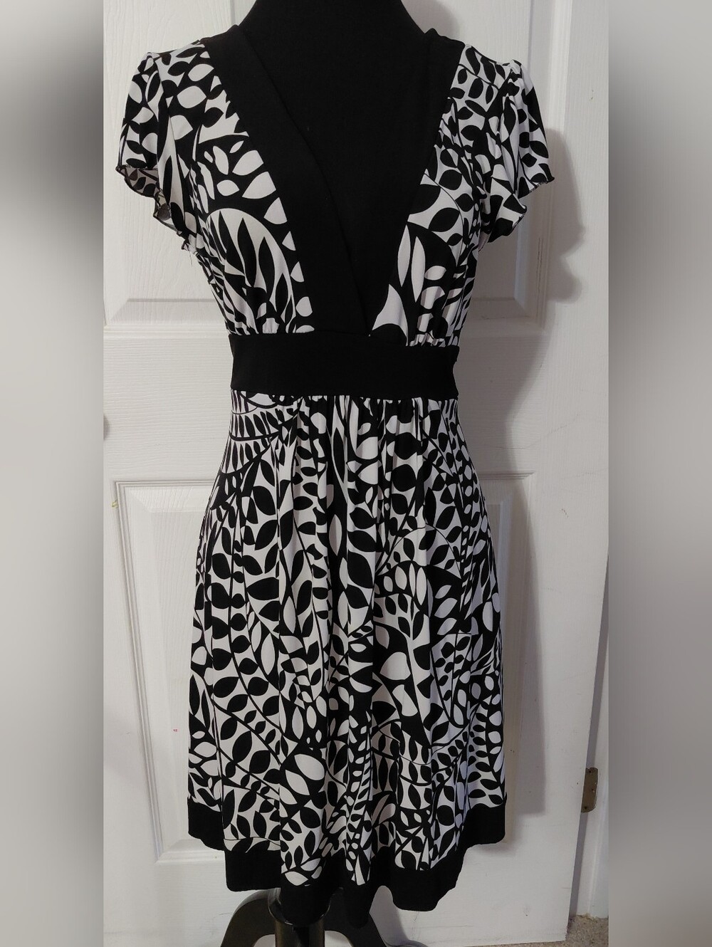 Black & White Leaf-Print V-Neck Midi Dress